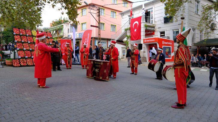 Bilecik'teki hasat şenliğinde nar dizme, suyunu sıkma ve yeme yarışmaları yapıldı G5
