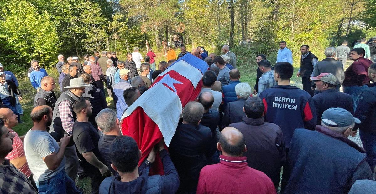 Amasra'da maden ocağındaki patlamada hayatını kaybeden iş&ccedil;ilerden Emrah Kaya, son yolculuğuna uğurlandı