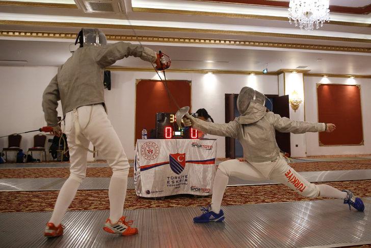 Antalya'da Büyükler Kılıç Uluslararası Eskrim Açık Turnuvası düzenlendi G3