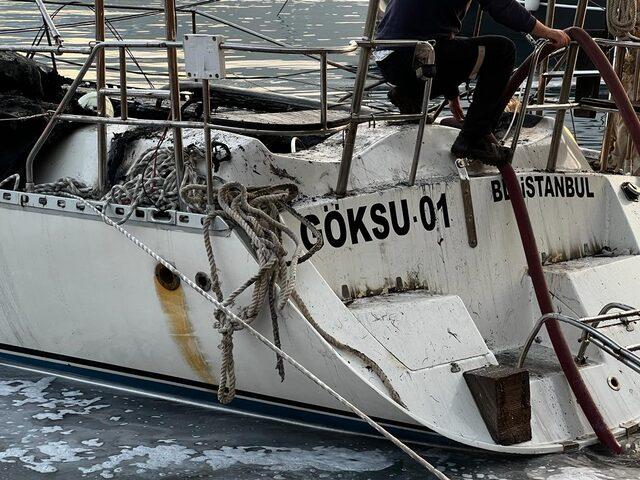 Fethiye'de teknede çıkan yangın itfaiye ekiplerince söndürüldü