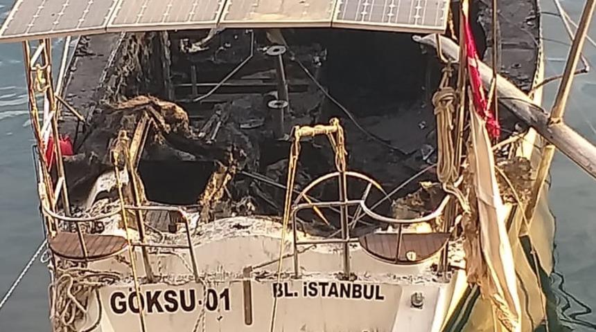 Fethiye'de teknede çıkan yangın itfaiye ekiplerince söndürüldü