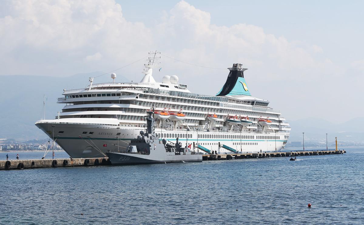 Bahama bayraklı kruvaziyer "Artania" Alanya'da