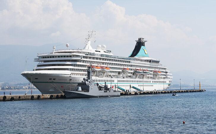 Bahama bayraklı kruvaziyer "Artania" Alanya'da G1