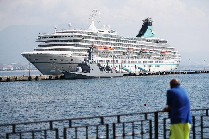 Bahama bayraklı kruvaziyer "Artania" Alanya'da G2