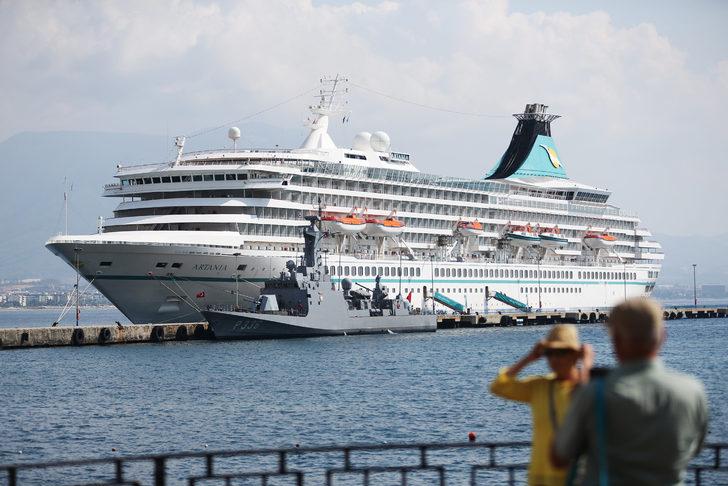 Bahama bayraklı kruvaziyer "Artania" Alanya'da G4