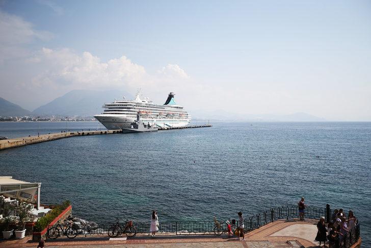 Bahama bayraklı kruvaziyer "Artania" Alanya'da G5