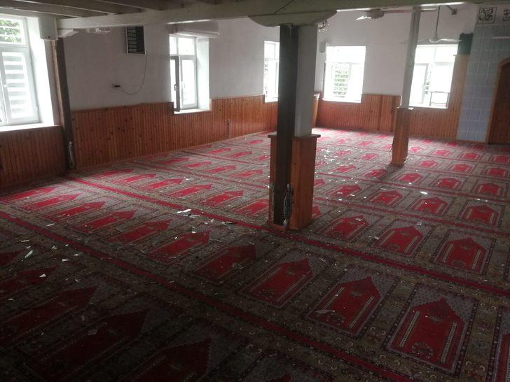 Adana'da yıldırım isabet eden camide hasar oluştu G1