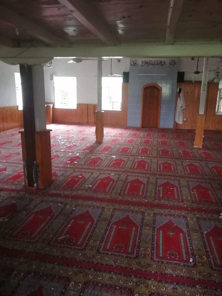 Adana'da yıldırım isabet eden camide hasar oluştu G2