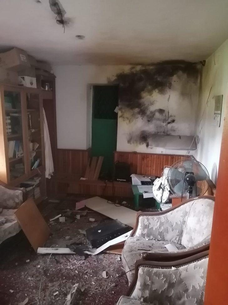 Adana'da yıldırım isabet eden camide hasar oluştu G4