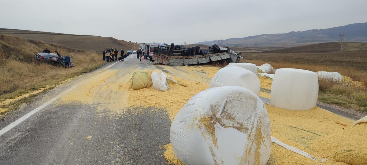 Amasya'da  otomobille tırın &ccedil;arpıştığı kazada 3 kişi yaralandı