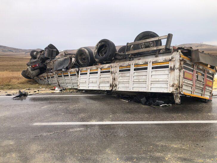 Amasya'da  otomobille tırın çarpıştığı kazada 3 kişi yaralandı G2