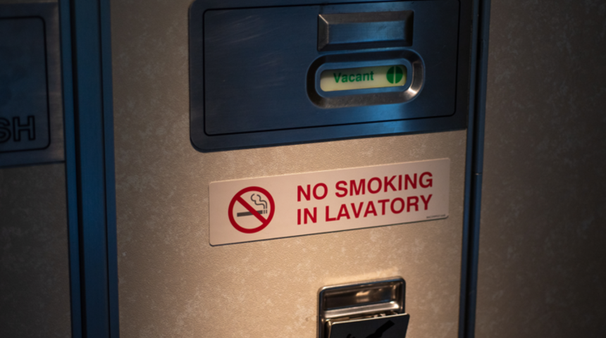 “Uçak tuvaletinde neden kül tablası var?” sorusuna cevap verdi! Eski uçuş görevlisi açıkladı