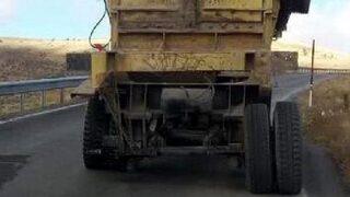 Tek tekerle trafikte yol aldı