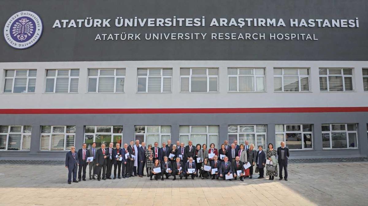Erzurum'da doktorlar mezun oldukları &uuml;niversitede 40 yıl sonra yeniden buluştu