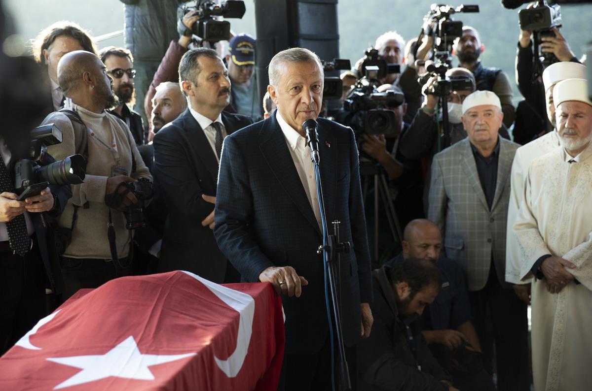 Cumhurbaşkanı Erdoğan, Amasra'da hayatını kaybeden madencilerin cenazesine katıldı
