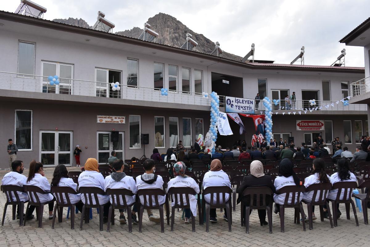 Hakkari'de 100 kişiye istihdam sağlayan tekstil at&ouml;lyesinin 2. şubesi a&ccedil;ıldı