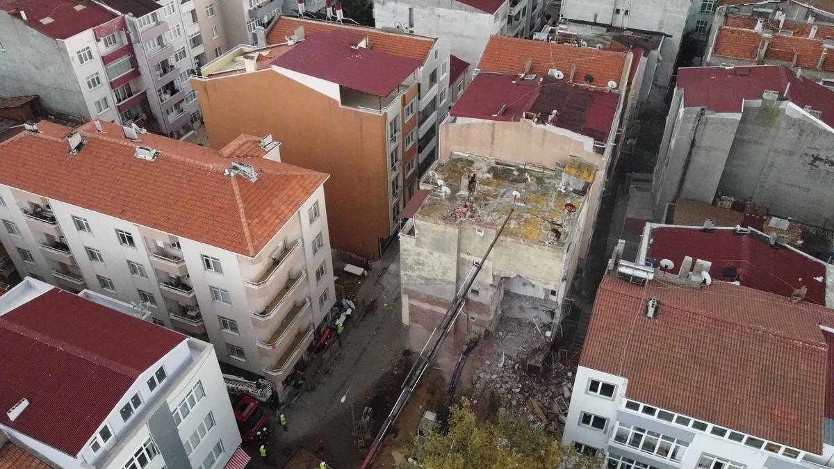 Sinop'ta duvarlarında &ccedil;atlaklar oluşan apartman kontroll&uuml; yıkıldı