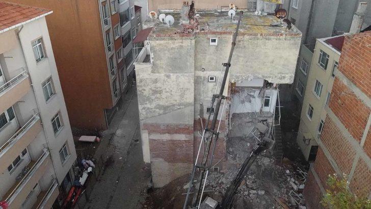 Sinop'ta duvarlarında çatlaklar oluşan apartman kontrollü yıkıldı G2