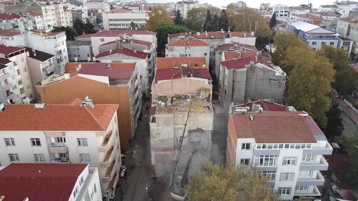Sinop'ta duvarlarında çatlaklar oluşan apartman kontrollü yıkıldı G3