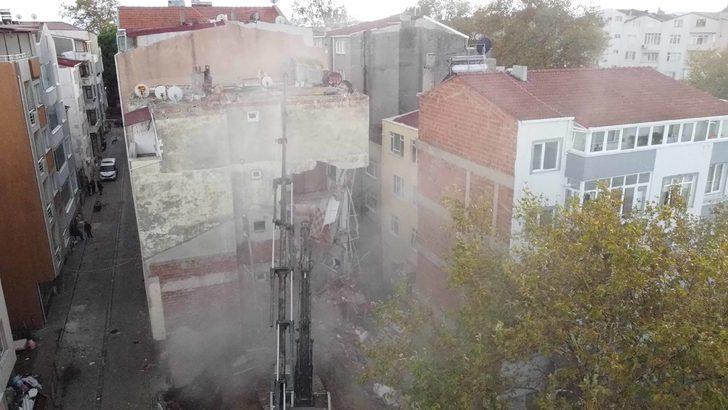 Sinop'ta duvarlarında çatlaklar oluşan apartman kontrollü yıkıldı G4