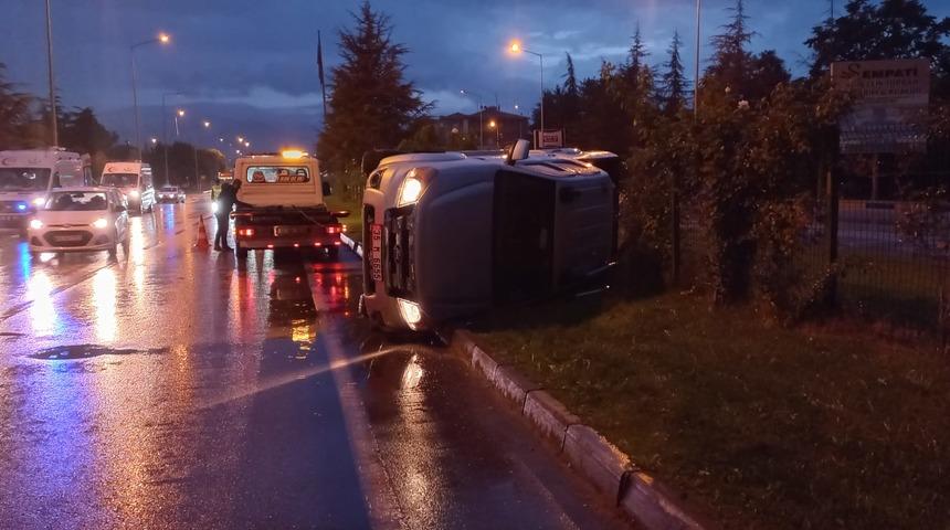 Isparta'da devrilen pikaptaki 4 kişi yaralandı