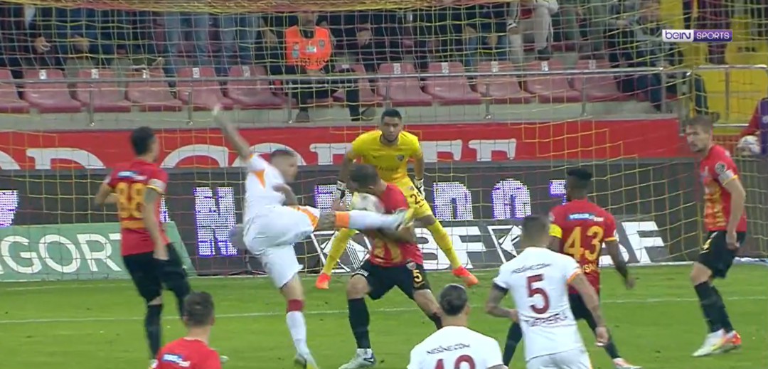 Son dakika: Hen&uuml;z 30. saniyede neler oldu neler! Kayserispor - Galatasaray ma&ccedil;ına Mauro Icardi - Juan Mata işbirliği damgasını vurdu! Taraftarlar penaltı i&ccedil;in isyan etti...