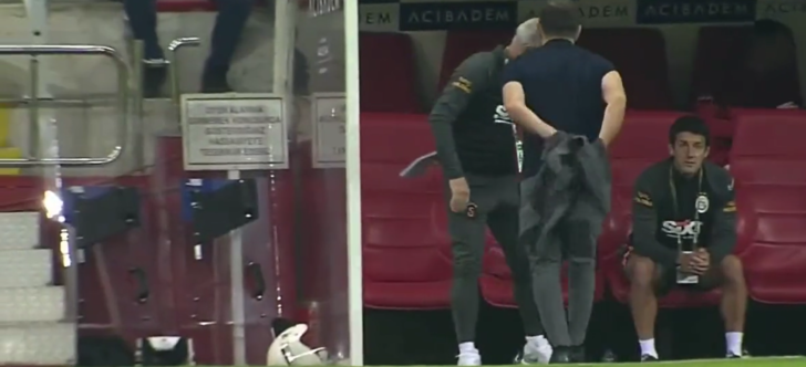 Okan Buruk'u hiç böyle görmediniz! Kayserispor'un Galatasaray'a attığı ikinci gol sonrası ceketini çıkardı ve... G5