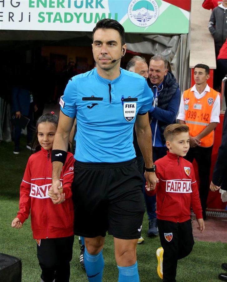 "Utanç vesikası!", "Kulüpler kayrılıyor!" Galatasaray'dan gece yarısı çok sert açıklama! Okan Buruk'un 'Kötü niyet arıyorum' sözleri sonrası ortalık karıştı... G2