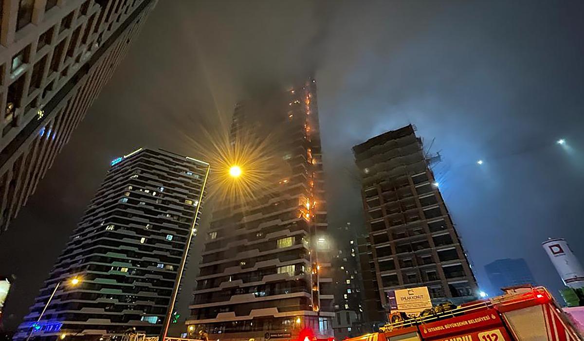Kadık&ouml;y'de 24 katlı binada yangın &ccedil;ıktı