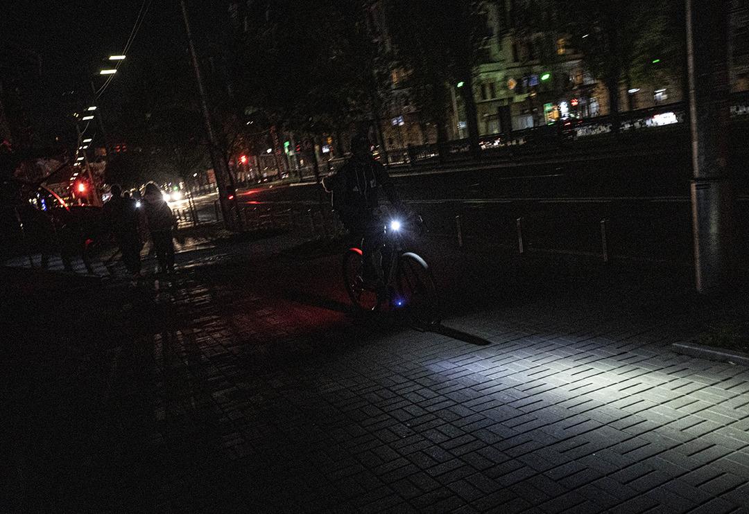 Ukrayna'nın başkenti Kiev, Rusya y&uuml;z&uuml;nden karanlığa g&ouml;m&uuml;ld&uuml;! &Ccedil;arpıcı fotoğrafın ardından yetkililer tasarruf &ccedil;ağrısı yaptı