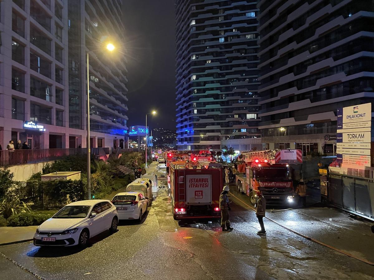Kadık&ouml;y'de yangın &ccedil;ıkan 24 katlı bina tedbir ama&ccedil;lı boşaltıldı