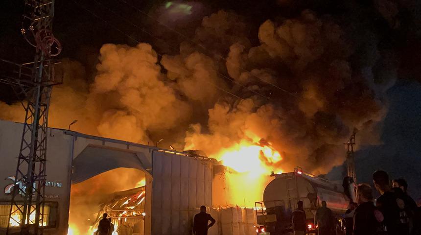 Adana'da fabrikada yangın! Dumanlar gökyüzünü kapladı