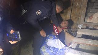 Hırsızlık şüphelisi yakalanacağını anladı, uyuyor numarası yaptı! Polisi görünce verdiği tepki olay oldu