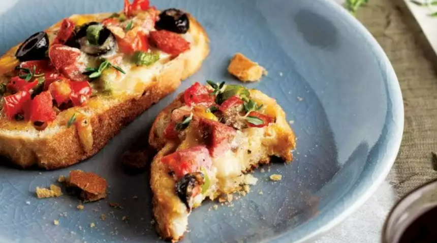 Bayat ekmekleri sakın atmayın: Ekmek üstü pizza tarifi! Ekmek pizzası nasıl yapılır?