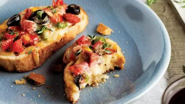 Bayat ekmekleri sakın atmayın: Ekmek üstü pizza tarifi! Ekmek pizzası nasıl yapılır?