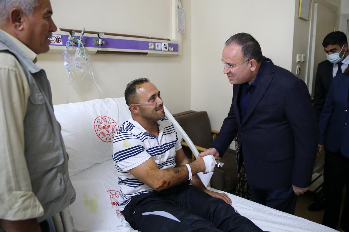 Bakan Bozdağ, Amasra'da maden ocağındaki patlamada yaralanan iş&ccedil;ileri ziyaret etti