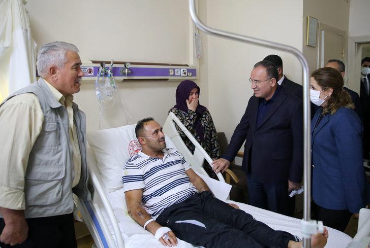 Bakan Bozdağ, Amasra'da maden ocağındaki patlamada yaralanan işçileri ziyaret etti G2