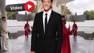 İzleyenler şaştı kaldı! Mesut Özil'e mehter takımından doğum günü kutlaması