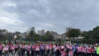 Kadınlar meme kanserinde farkındalık için pedal çevirdi