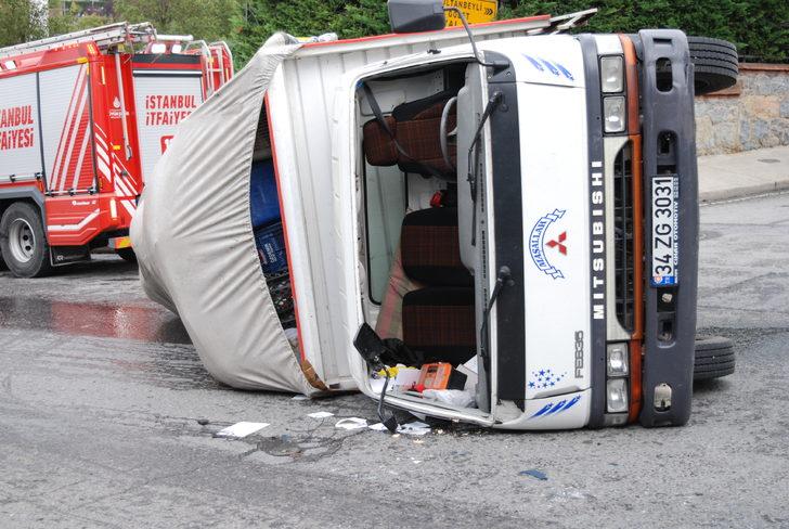 Sultanbeyli'de erzak yüklü kamyonet devrildi G1