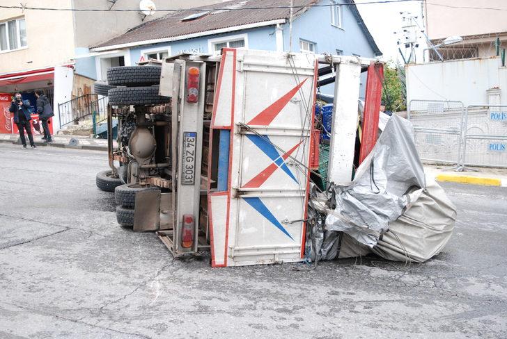 Sultanbeyli'de erzak yüklü kamyonet devrildi G2