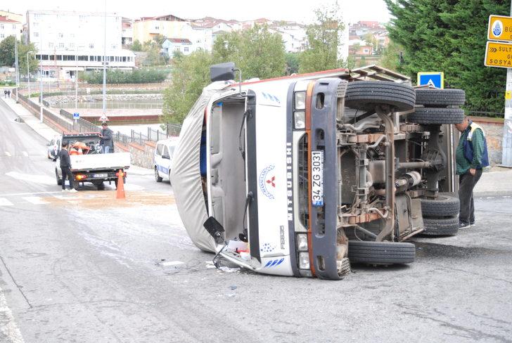 Sultanbeyli'de erzak yüklü kamyonet devrildi G3