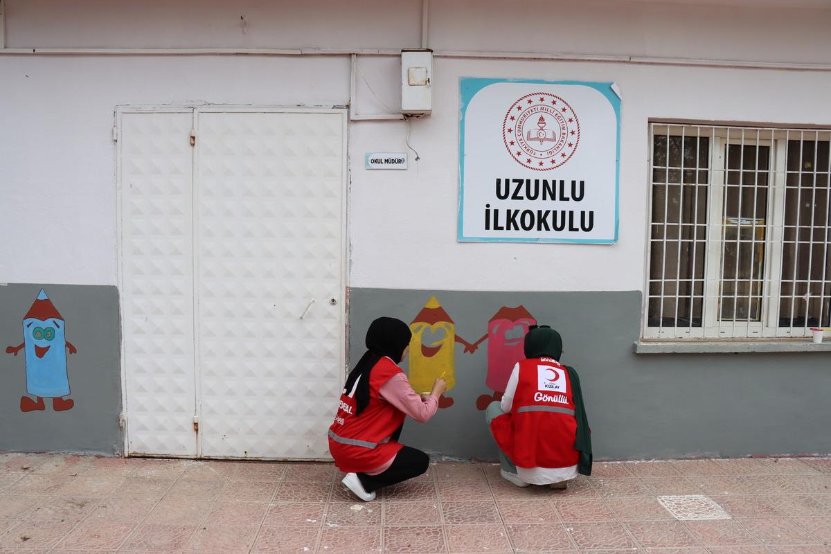 Kilis'te k&ouml;y okulu g&ouml;n&uuml;ll&uuml; gen&ccedil;lerin eliyle renklendi