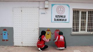 Kilis'te köy okulu gönüllü gençlerin eliyle renklendi