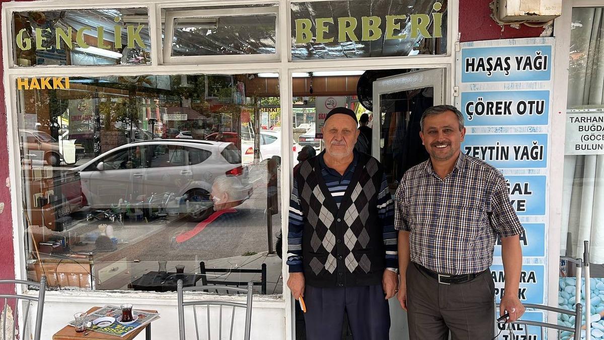 &Ccedil;ırak olarak girdiği d&uuml;kkanın sahibi olan berber, ustasına h&uuml;rmette kusur etmiyor