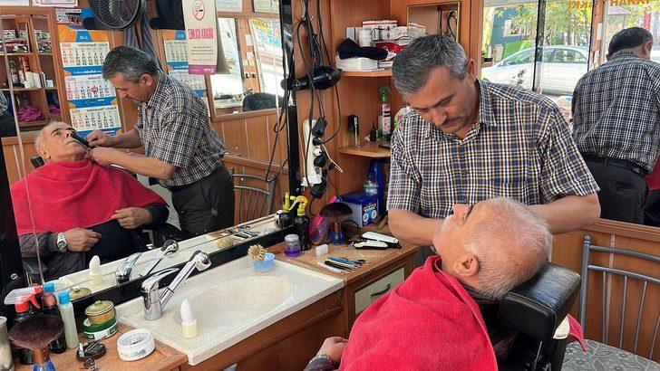 Çırak olarak girdiği dükkanın sahibi olan berber, ustasına hürmette kusur etmiyor G2