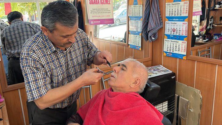 Çırak olarak girdiği dükkanın sahibi olan berber, ustasına hürmette kusur etmiyor G3