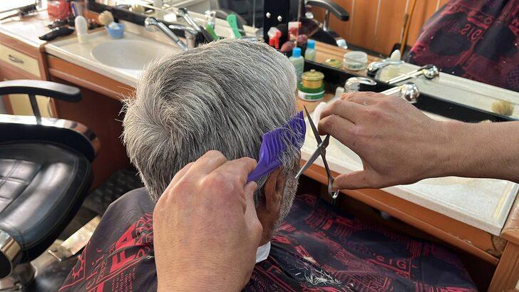 Çırak olarak girdiği dükkanın sahibi olan berber, ustasına hürmette kusur etmiyor G4