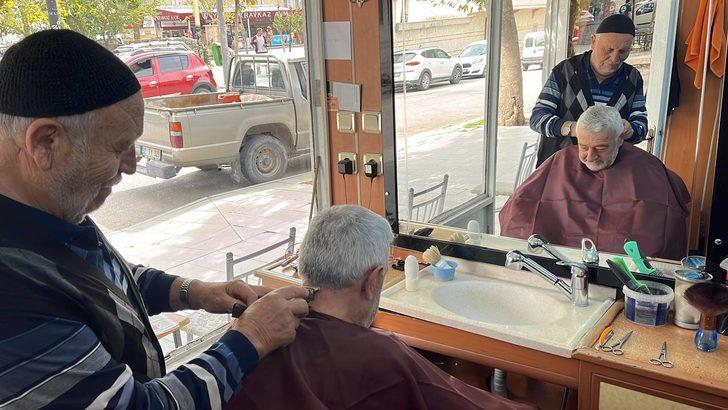 Çırak olarak girdiği dükkanın sahibi olan berber, ustasına hürmette kusur etmiyor G5