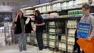 'Süt dökme' eylemi! Market market gezip her yeri talan ettiler